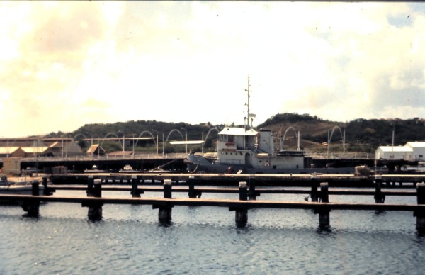 Met de pontjesbrug op de achtergrond, afgevoerd voor groot onderhoud.